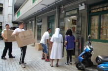 ... 队亲力亲为,协助运送逾800份爱心月饼到社服机构